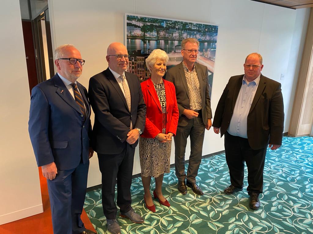 Albert Jan Maat, minister Staghouwer, Sybilla Dekker, Kees van Beveren en Andries de Boer bij het bestuurlijk overleg visserij op 31 maart 2021